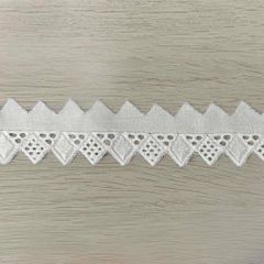 Broderie 30mm ecru of glanzend wit - 18,4m