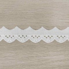 Broderie anglaise trim white - 18.4m