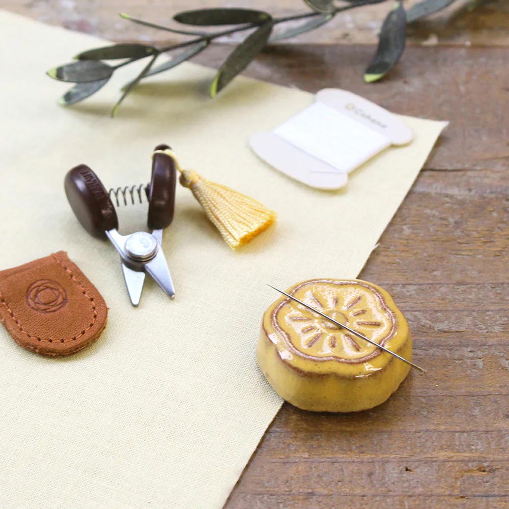 Cohana Nadelhalter mit Schere - Awaji Kawara - 1Stk